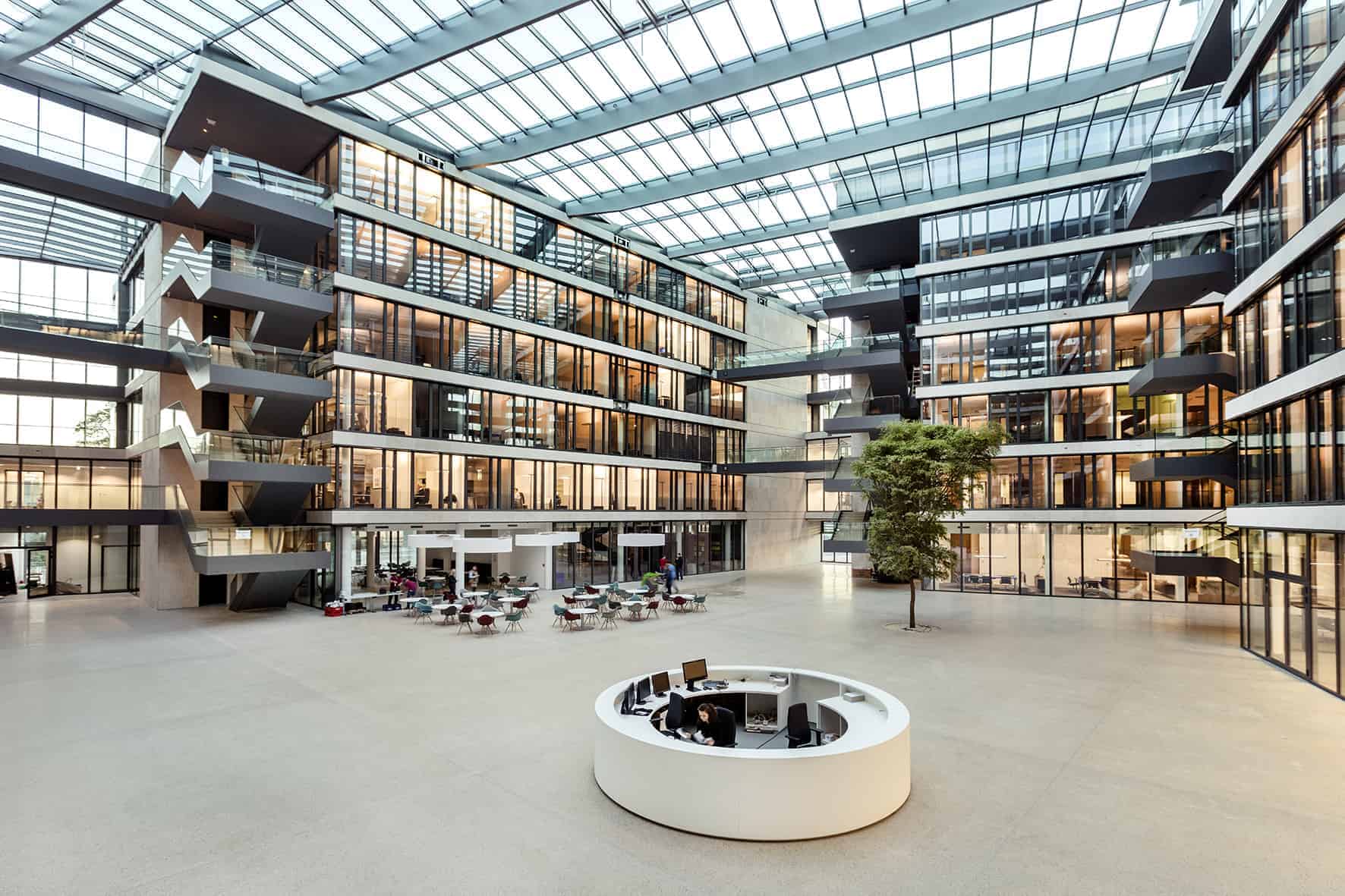 Das offene Atrium ist der kommunikative Mittelpunkt der Kanzlei, © Köster GmbH, Osnabrück
